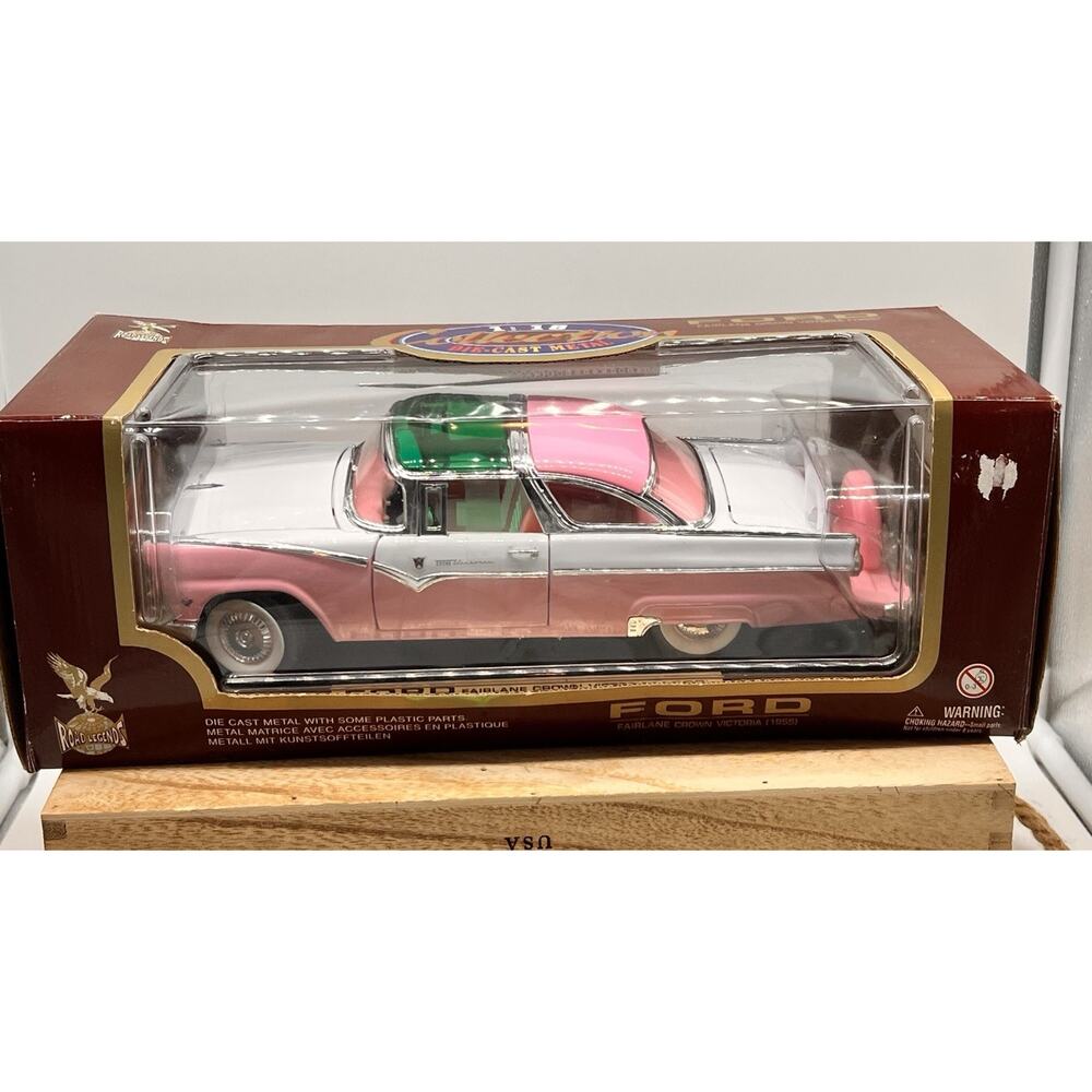 New Road Legends 1955 Ford Fairlane Crown Victoria Scale 1:18 Pink/White 92138